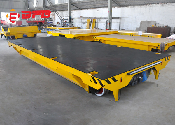Plataforma de acero de la manipulación de materiales del taller con el carril del piso