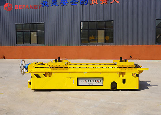 Equipo de elevación de materiales al aire libre, carrito amarillo de transporte de carga pesada.